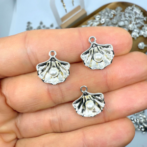 Kagyló gyönggyel ezüstszínű antikolt charm