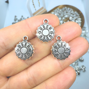 Söröskupak ezüstszínű antikolt charm