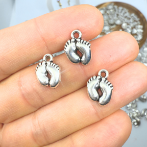 Lábacskák ezüstszínű antikolt charm