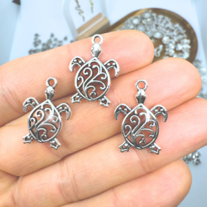 Teknős indákkal ezüstszínű antikolt charm