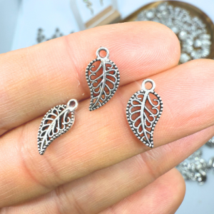 Falevél indákkal ezüstszínű antikolt charm