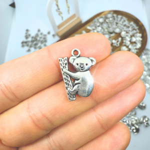 Koala maci ezüstszínű antikolt charm