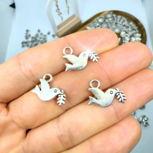 Galamb olajággal a csőrében ezüstszínű antikolt charm