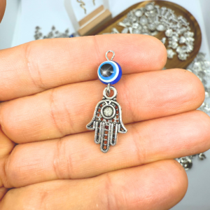 Hamsa kéz kék Evil Eye-jal ezüstszínű antikolt charm