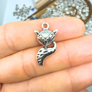 Róka ezüstszínű antikolt charm