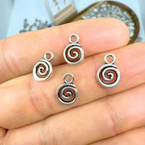 Örvény ezüstszínű antikolt charm