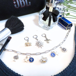 Monogramos charm nyaklánc kagylóval