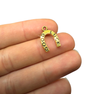 Patkó “Good luck” felirattal aranyszínű antikolt charm