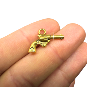 Pisztoly aranyszínű antikolt charm