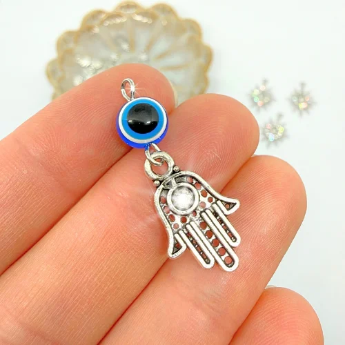 Hamsa kéz kék Evil Eye-jal ezüstszínű antikolt charm