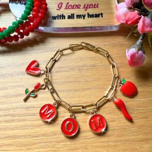 Anyák napi aranyszínű charm karkötő - piros charmokkal