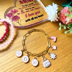 Anyák napi aranyszínű charm karkötő - világos rózsaszín charmokkal