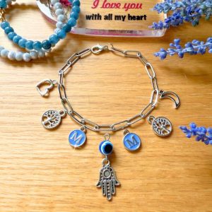 Anyák napi ezüstszínű charm karkötő - középkék charmokkal