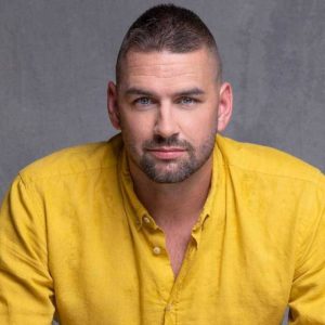 Férfiak és charm karkötők – miért stílusos választás, és milyen charmokat viselne Kucsera Gábor?