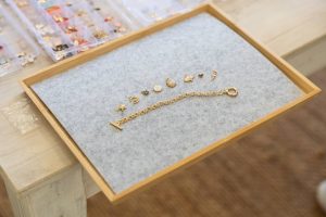 Charm karkötő - arany