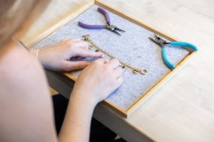 Charm karkötő - arany