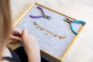 Charm karkötő - arany