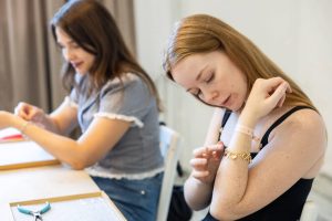 Lánybúcsú: kreatív charm karkötőkészítő workshop Budapesten