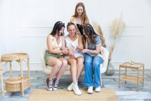 Lánybúcsú: kreatív charm karkötőkészítő workshop Budapesten