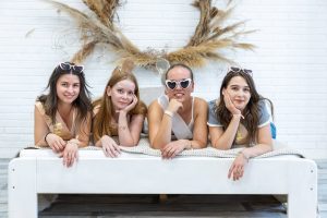 Lánybúcsú: kreatív charm karkötőkészítő workshop Budapesten