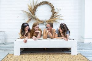 Lánybúcsú: kreatív charm karkötőkészítő workshop Budapesten
