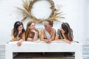 Lánybúcsú: kreatív charm karkötőkészítő workshop Budapesten