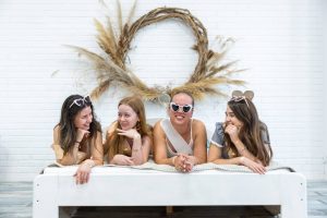 Lánybúcsú: kreatív charm karkötőkészítő workshop Budapesten