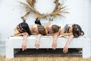 Lánybúcsú: kreatív charm karkötőkészítő workshop Budapesten