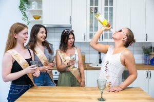 Lánybúcsú: kreatív charm karkötőkészítő workshop Budapesten