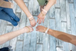 Lánybúcsú: kreatív charm karkötőkészítő workshop Budapesten