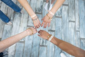 Lánybúcsú: kreatív charm karkötőkészítő workshop Budapesten