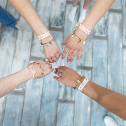 Lánybúcsú: kreatív charm karkötőkészítő workshop Budapesten