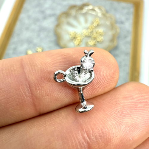 Pizzaszelet ezüstszínű charm cirkónia kövekkel 11 4