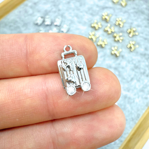 Bőrönd ezüstszínű charm cirkónia kövekkel 8 7