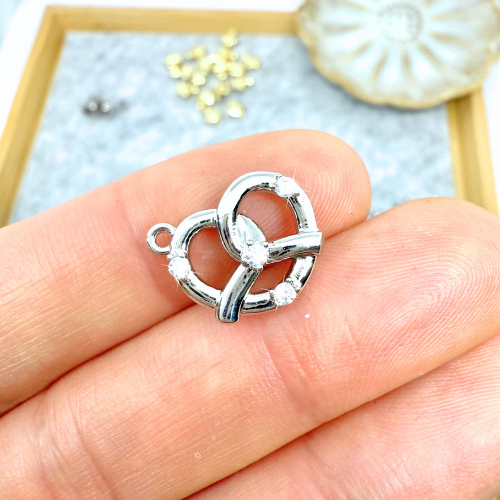 Bőrönd ezüstszínű charm cirkónia kövekkel 12 9