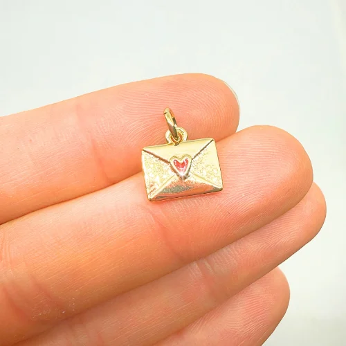Boríték charm piros szivecskével - 18k aranyozott
